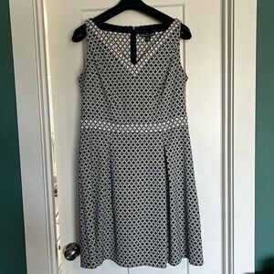 Elegant Black and White Sleeveless Dress
